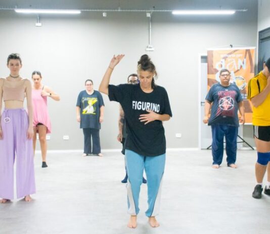 Professores exploram fusão de dança e tecnologia em oficina na Semana pra Dança