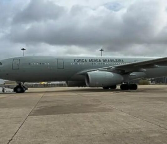 Avião da FAB com brasileiros repatriados pousa em São Paulo