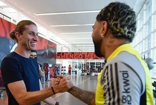 Filipe Luís inicia trabalho como técnico do Flamengo e reencontra companheiros