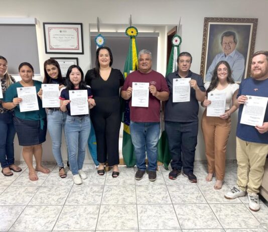Rhaiza Matos empossa mais 17 servidores; gestão de Naviraí alcança marca de 333 novos efetivos