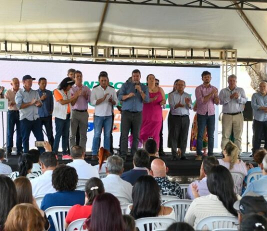 Eduardo Riedel entrega centro de nefrologia e obra de infraestrutura urbana em Naviraí