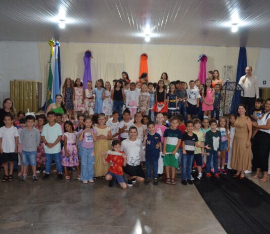 Escola Carlos Chagas realizou Noite de Autógrafos do ‘Meu Primeiro Livro’, em Mundo Novo