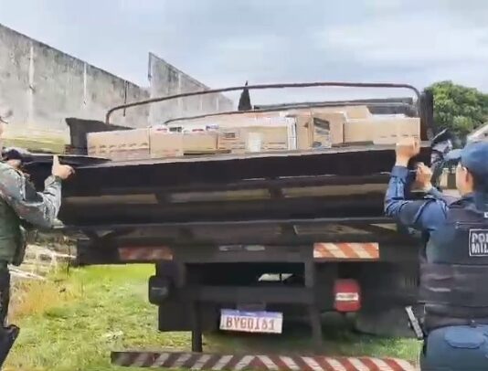 Polícia Militar Ambiental apreende caminhão com 120 caixas de cigarro contrabandeado em Mundo Novo (MS)