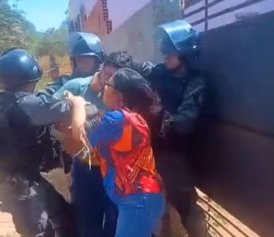 Policiais chegam atirando para acabar com bloqueio de indígenas