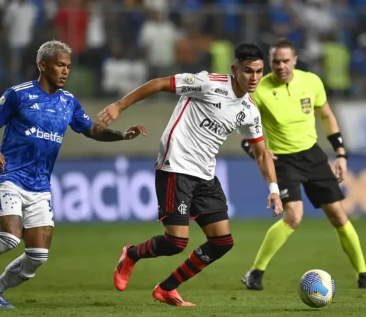 David Luiz marca de falta e Fla vence Cruzeiro em Belo Horizonte
