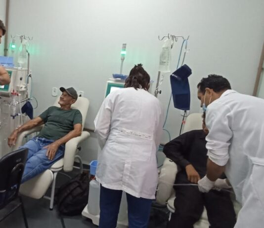 Prefeito Thalles acompanha pacientes de Itaquiraí na 1ª sessão de hemodiálise no Centro de Nefrologia de Naviraí