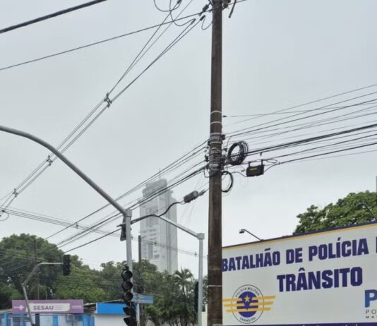 CAMPO GRANDE: Motorista embriagado colide com semáforo em frente ao quartel