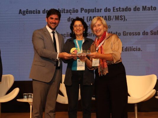 Com programa de regularização fundiária, Agehab ganha prêmio em Fórum Nacional de Habitação