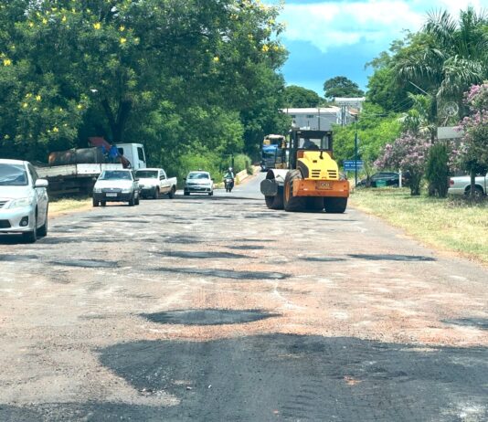 NAVIRAÍ: Serviços Públicos elimina buracos nos altos da Av. Weimar próximo à ponte do córrego Cumandaí