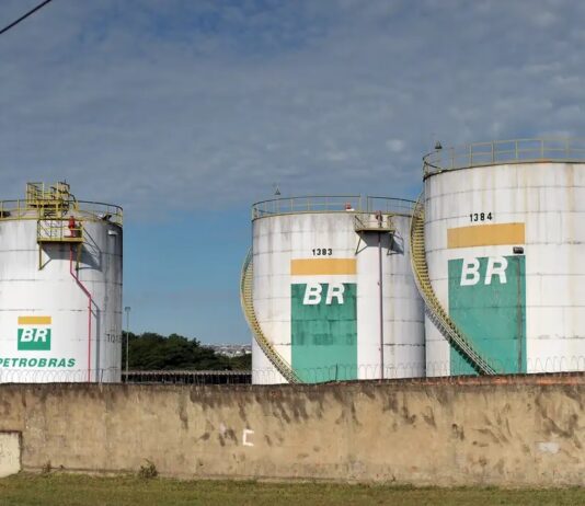 Petrobras reajusta preço do diesel em R$ 0,22 às distribuidoras