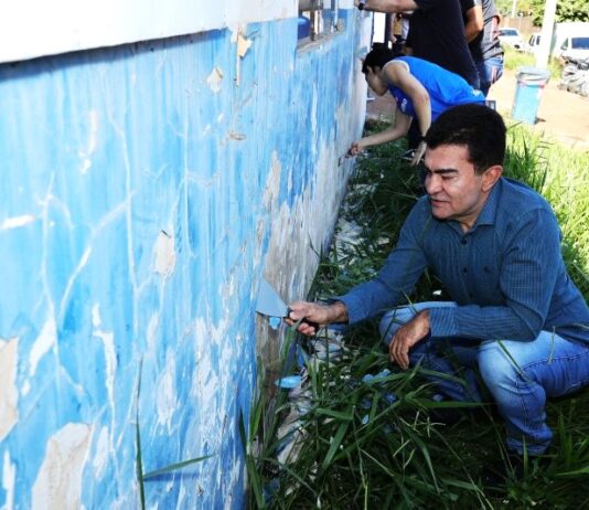 Prefeito Marçal e vice Giani raspam parede em mutirão para revitalizar Posto de Saúde do Izidro Pedroso