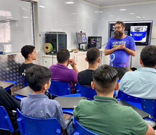 Cidadania: Carreta Digital vira sala de aula em Mato Grosso do Sul para ensinar juventude indígena