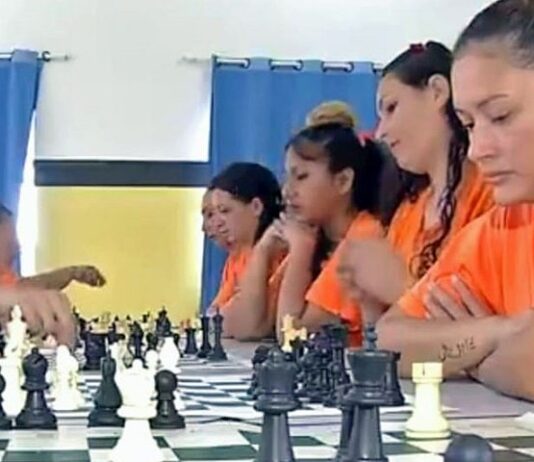 Xadrez que Liberta: esporte da mente é ferramenta para o futuro de reeducandas em Corumbá