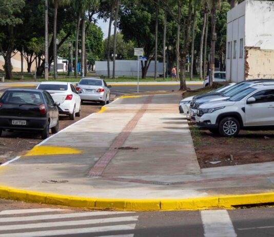Prefeitura constrói calçadas no centro da cidade e garante melhor mobilidade em Naviraí