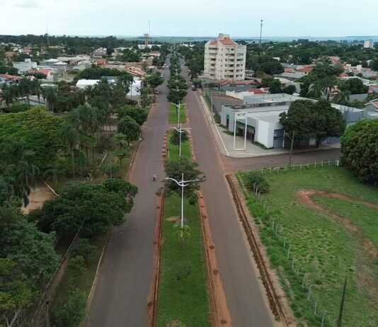 Serviços Públicos de Naviraí executa manutenção urbanística na Avenida Bataguassu