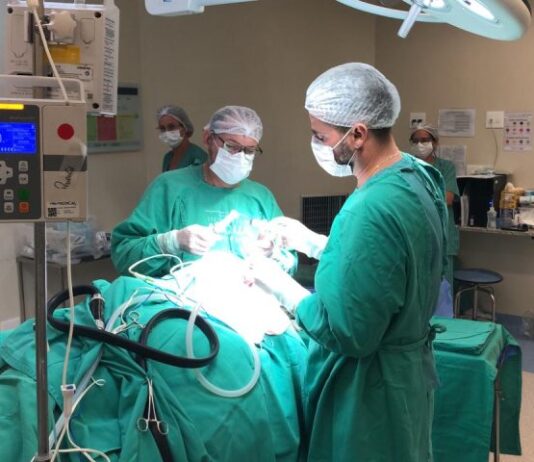 Regional de Três Lagoas faz 1ª cirurgia neurológica em novo setor e define protocolos com equipe da SES