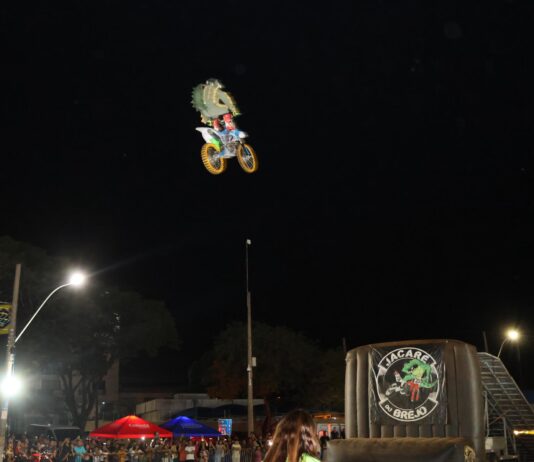 Público de Naviraí foi ao delírio com show radical de motos do Jacaré Du Brejo