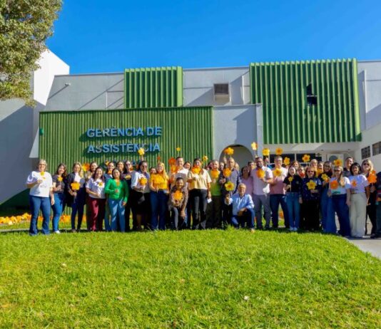 NAVIRAÍ faz mobilização sobre o Maio Laranja em frente à Assistência Social