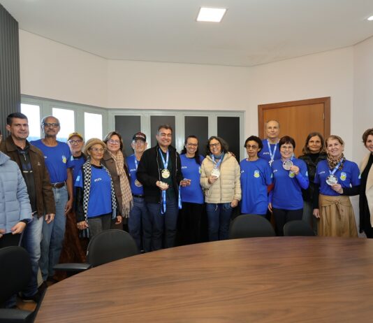 Prefeito recebe douradenses medalhistas nos Jogos da Melhor Idade de MS