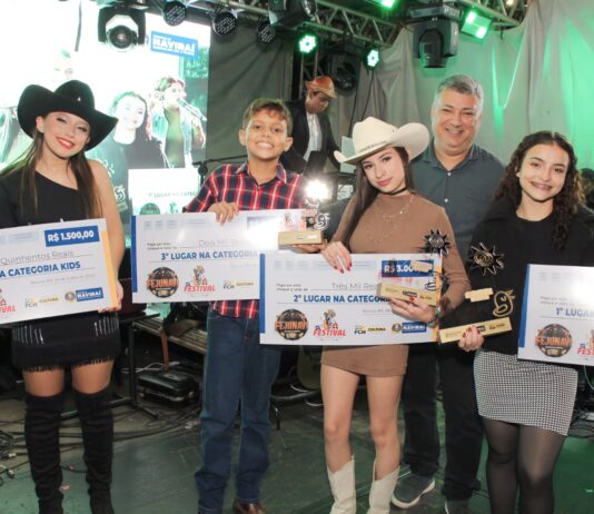 Manu, Adonias, e a dupla Karla e Edivânia os campeões do Festival de Música de Naviraí
