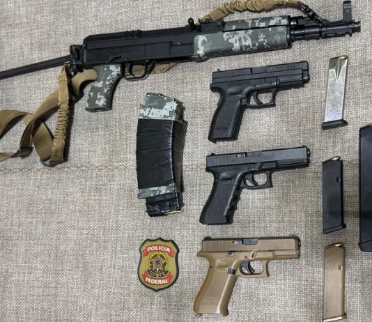PF cumpre mandado e apreende fuzil e pistolas em residência em Ponta Porã/MS