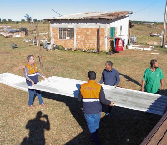 Prefeitura Entrega Telhas e Apoia para Reconstrução de Casas Afetadas por Temporal