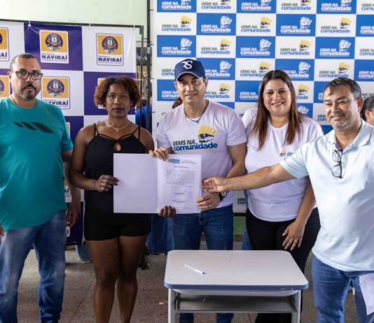 NAVIRAÍ: Rodrigo Sacuno entrega títulos definitivos de propriedade a 6 famílias do Jd Paraíso III