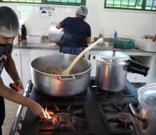 Gás natural encanado nas escolas estaduais de MS gera economia de gastos e segurança nas unidades