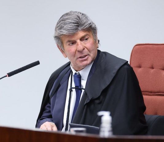 Ministro Fux abre divergência em relação ao voto do relator e vota contra a condenação de Bolsonaro