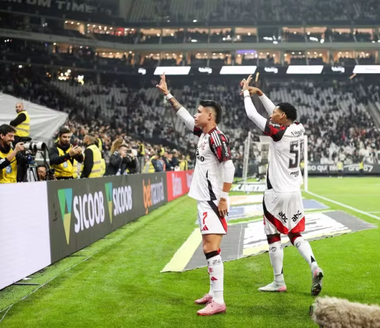 Flamengo vira sobre o Corinthians em 2 x 1 e abre vantagem na liderança do Brasileiro