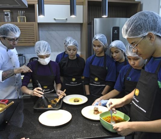 Master Chef na Rede Estadual: alunos aprendem gastronomia e sonham com sucesso na carreira profissional