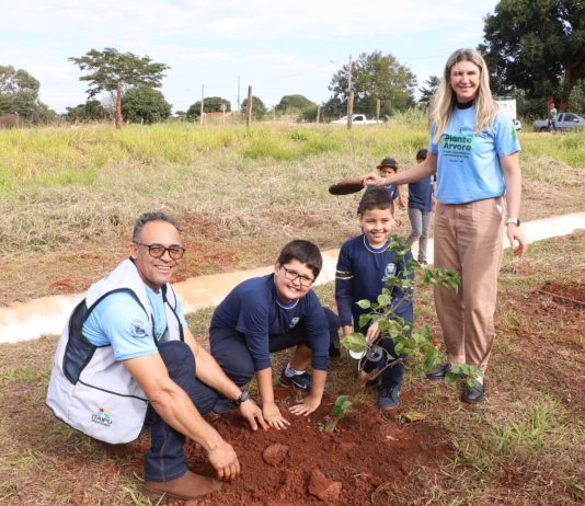 Semana do Meio Ambiente tem início com plantio de mudas e participação das crianças em Eldorado
