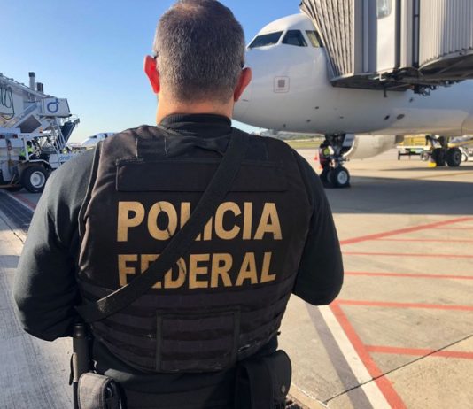 Mulher com 4,8 kg de drogas presas ao corpo é presa no aeroporto de Ponta Porã pela PF