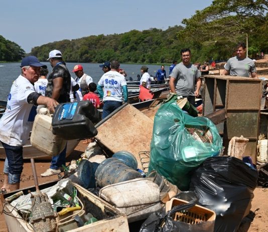 ITAQUIRAÍ: Projeto Água Limpa retira 4 toneladas de lixo do Rio Paraná