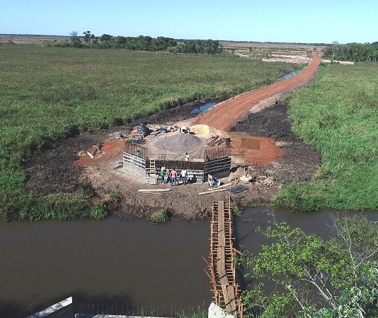 Com recursos de R$ 2,1 milhões Prefeitura constrói ponte de acesso ao Parque Municipal de Naviraí