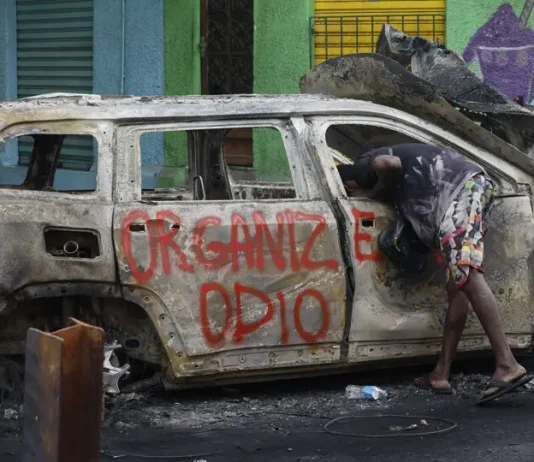 Moradores sofrem tortura do Comando Vermelho, diz decisão que autorizou operação