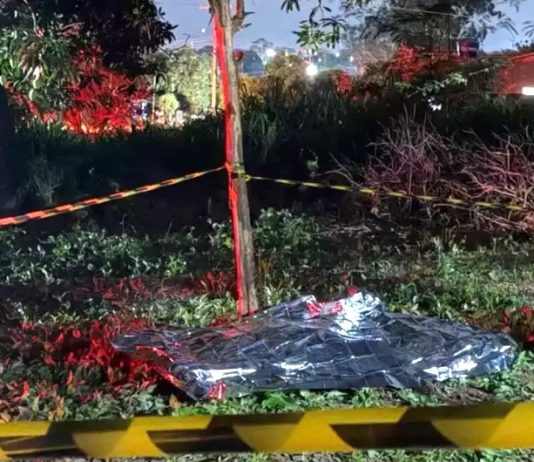 Mulher é assassinada a facadas e polícia suspeita de feminicídio