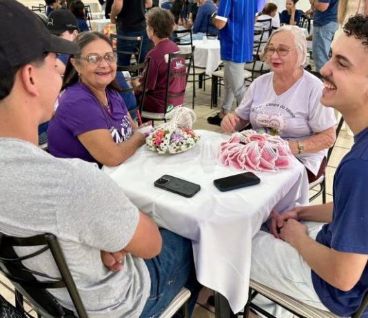 Após envio de cartas, adolescentes e idosos se encontram em projeto que une gerações