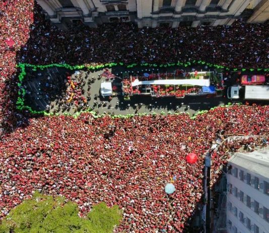 Famílias se juntam à multidão para festejar título do Flamengo no RJ