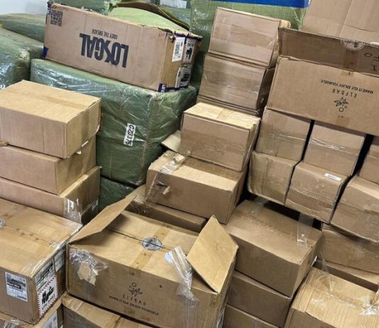 Polícia apreende produtos contrabandeados em casa denunciada por vizinhos