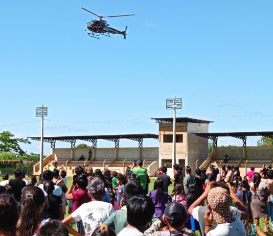 Papai Noel chegou de helicóptero em Japorã. Município doou 2 mil presentes de Natal às crianças
