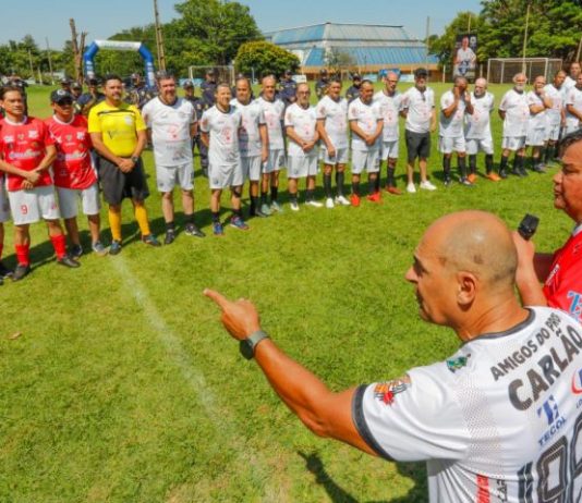 Comerário com ex-jogadores e convidados incentiva doação de órgãos e valoriza futebol regional