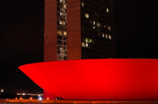 BRASÍLIA: Congresso é iluminado em apoio ao Dezembro Vermelho para a prevenção ao HIV/Aids