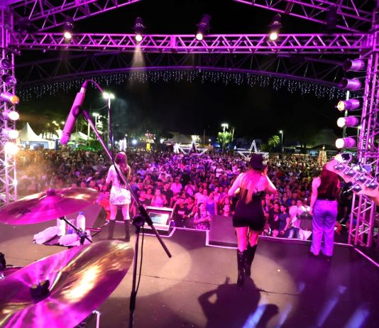 DOURADOS: show de Patrícia & Adriana lota a Praça Antônio João