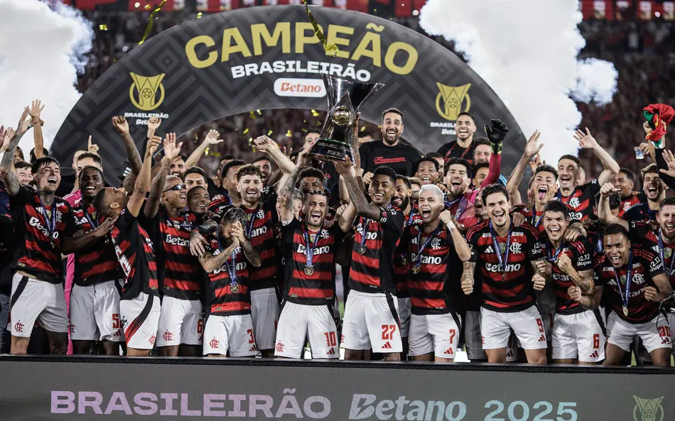 flamengo-recebe-trofeu-de-campeao-brasileiro-scaled-aspect-ratio-512-320-1