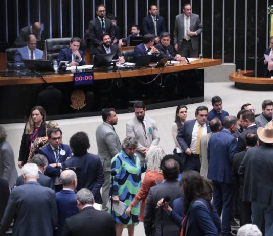 Câmara aprova projeto que reduz penas dos condenados pelo 8 de janeiro