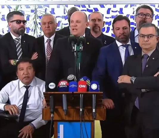 Oposição anuncia ofensiva por impeachment de Moraes e CPMI do Banco Master