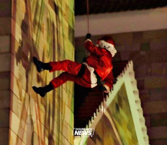 Papai Noel chega a Dourados de rapel e inicia festividades do ‘Natal Encantado’