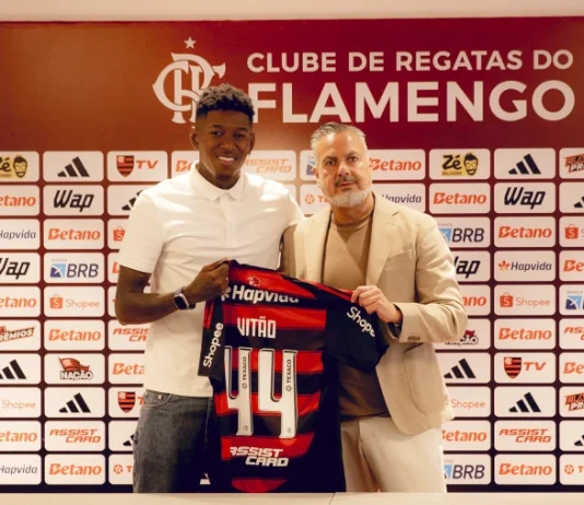 FLAMENGO: Vitão é apresentado; jogador não segura emoção