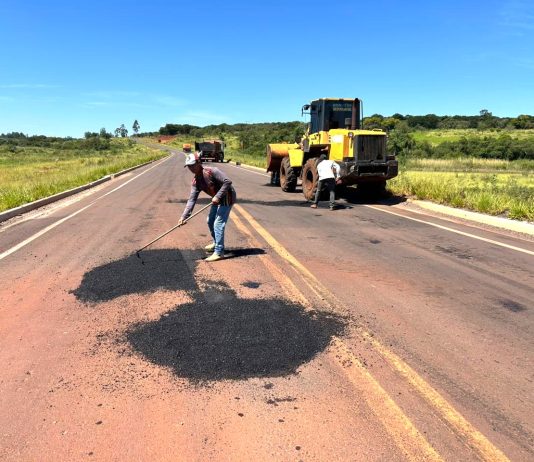 Prefeitura de Japorã executa tapa-buracos na rodovia MS-386